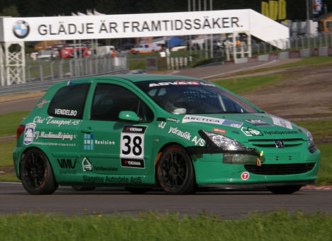 Lars Vendelbo kørte denne weekend teamets grønne Peugeot 307 racer.
